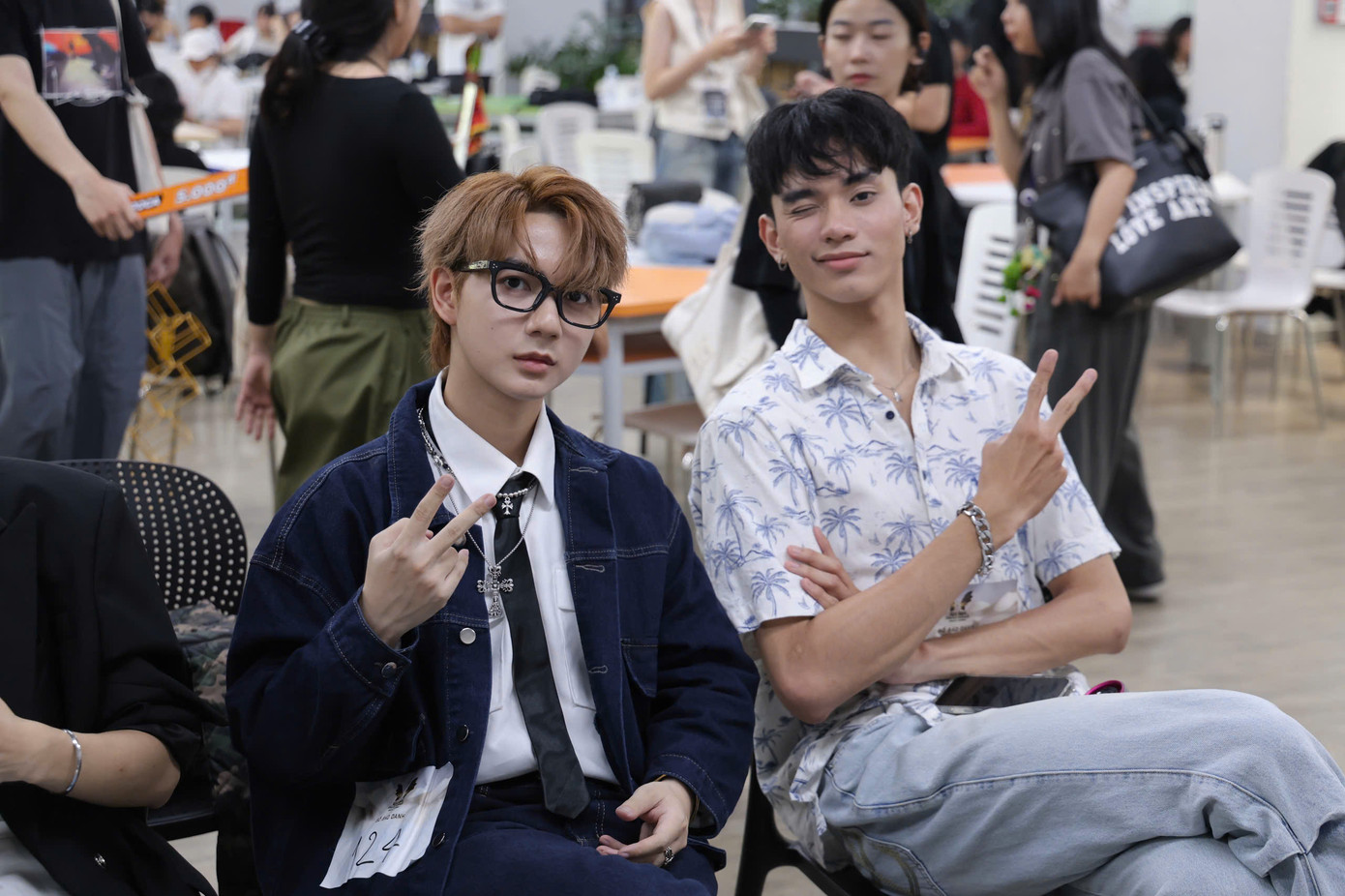 Dàn ứng viên chuẩn bị trước giờ bước vào phòng casting. Dàn ứng viên chuẩn bị trước giờ bước vào phòng casting.