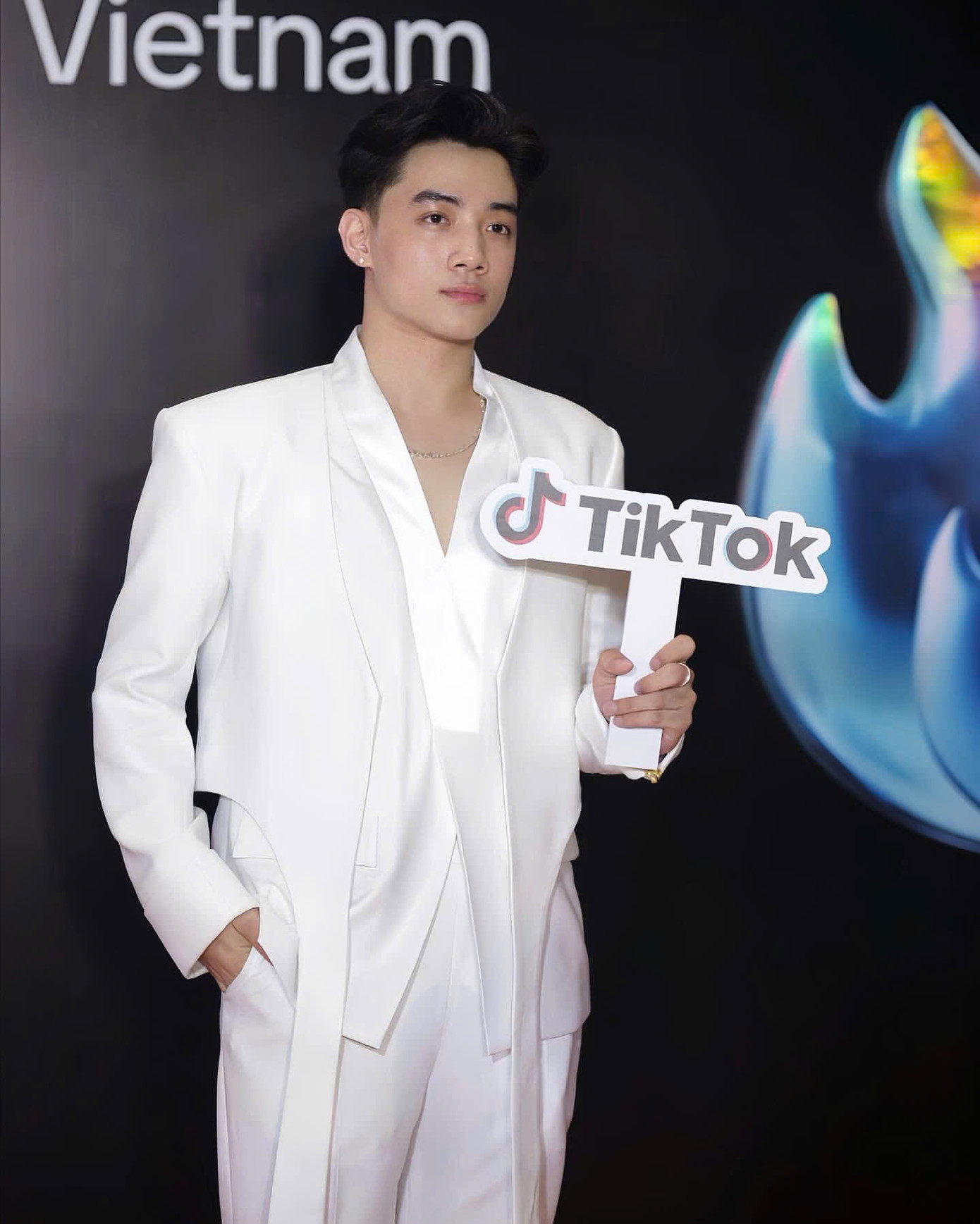 Một tài khoản MXH bày tỏ: &quot;Mình thấy ngưỡng mộ bạn, một nhân tài quay về nước để phát triển đất nước&quot;.