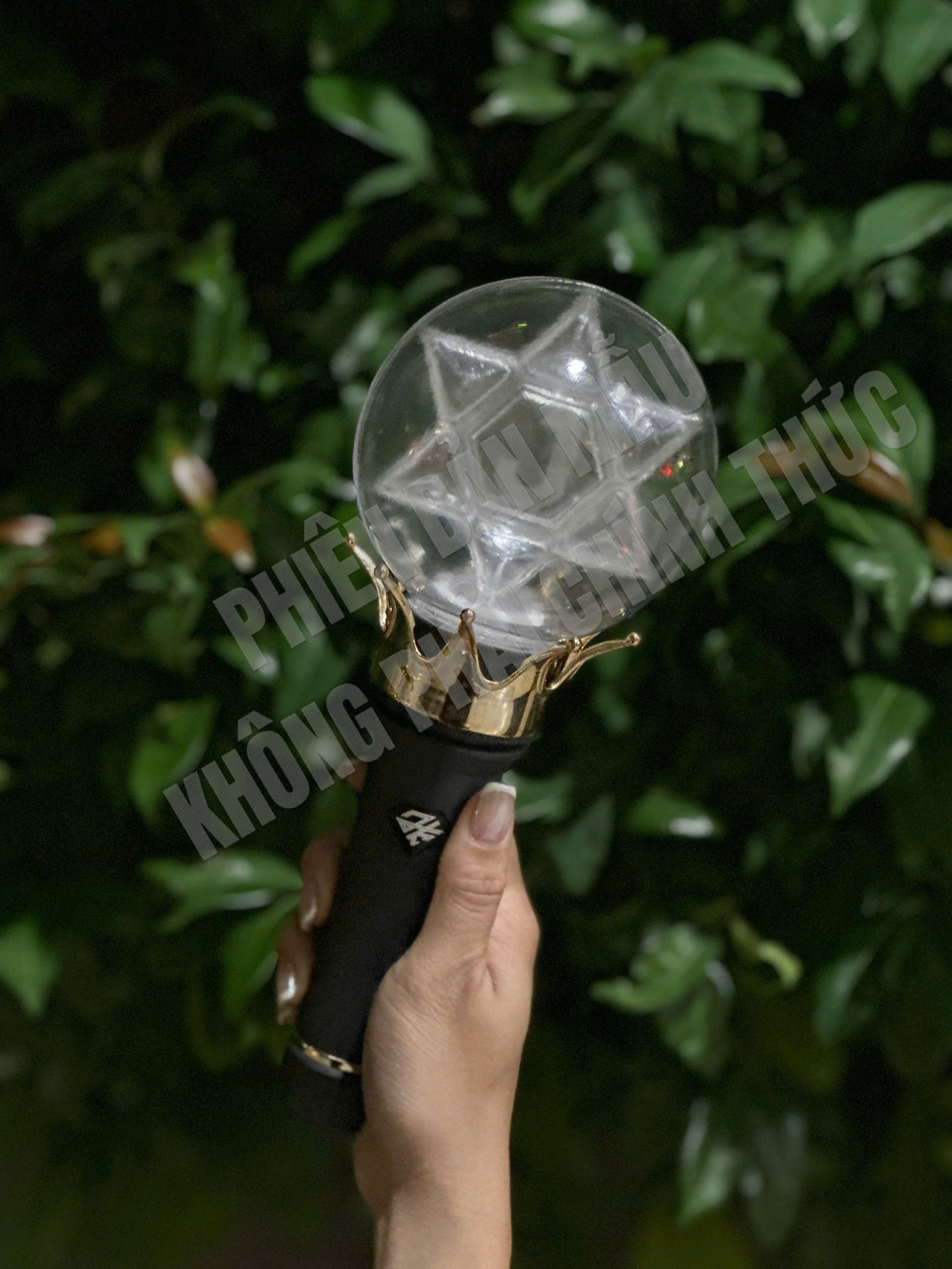 Phía công ty xác nhận đã thu tiền trước nhưng chậm trễ gửi lightstick do nhiều yếu tố như thiếu nhân sự, điều chỉnh chất lượng, thủ tục vận chuyển từ nước ngoài.