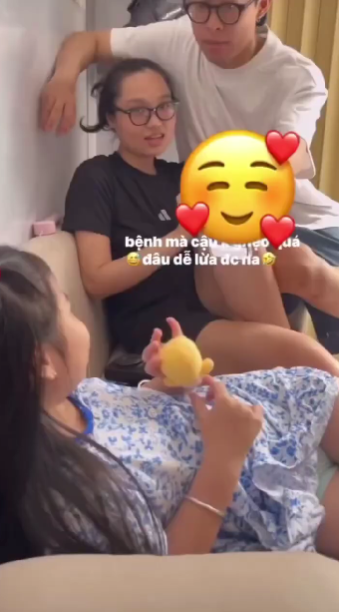 Trong khoảnh khắc khác do chị gái của HURRYKNG đăng tải, nam rapper và bạn gái cùng ăn mặc giản dị, ngồi cạnh nhau chơi đùa cùng cháu gái. Nguồn clip: Threads @_tto.thuuu