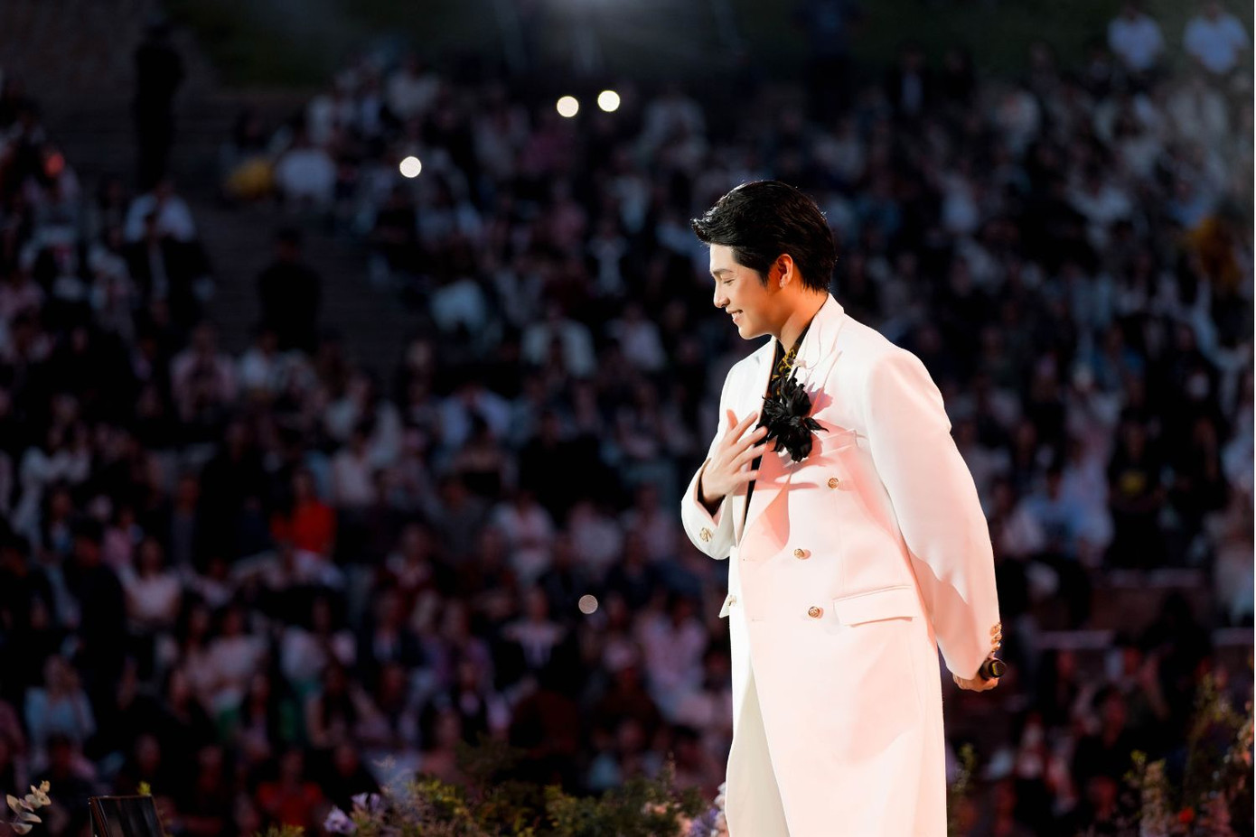 Noo Phước Thịnh ví sân khấu như vườn địa đàng, khán giả là các thiên thần và thiên sứ. - Ảnh: Khoa Trần Noo Phước Thịnh ví sân khấu như vườn địa đàng, khán giả là các thiên thần và thiên sứ. - Ảnh: Khoa Trần