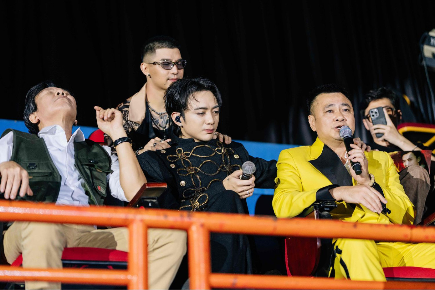 SOOBIN mở đầu chương trình với ca khúc Đi Để Trở Về, khán giả xúc động với buổi &quot;họp gia đình&quot; ấm cúng của nam ca sĩ.