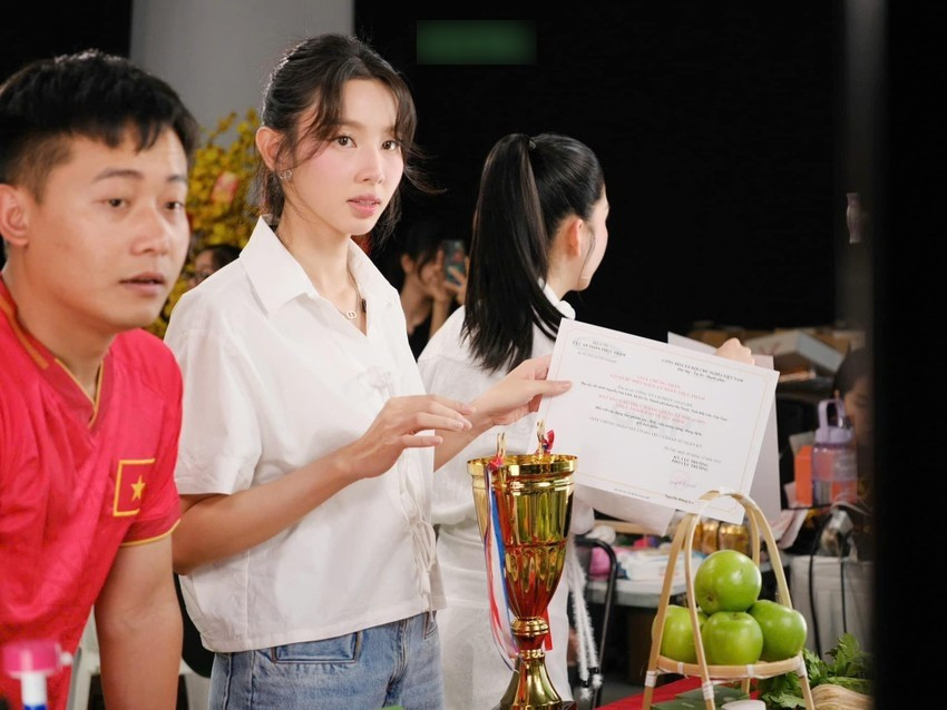 Thùy Tiên vướng vào lùm xùm sản phẩm kẹo rau, gây ảnh hưởng lớn đến hình ảnh. Thùy Tiên vướng vào lùm xùm sản phẩm kẹo rau, gây ảnh hưởng lớn đến hình ảnh.