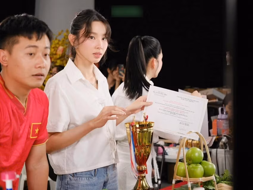 Thùy Tiên vướng vào lùm xùm sản phẩm kẹo rau, gây ảnh hưởng lớn đến hình ảnh.