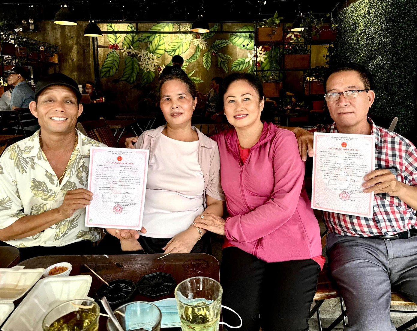 Cặp đôi được bố mẹ hai bên đưa "lên phường".