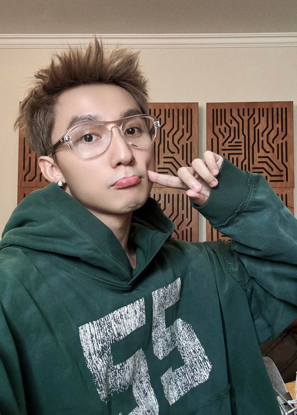 Thời gian gần đây, bên cạnh tập trung cho âm nhạc, Sơn Tùng M-TP còn chăm chỉ tương tác, chiếm sóng MXH với những "tiểu phẩm" như hẹn fan đi uống trà đá, đi chợ nhưng luôn bị cho... "leo cây". Thời gian gần đây, bên cạnh tập trung cho âm nhạc, Sơn Tùng M-TP còn chăm chỉ tương tác, chiếm sóng MXH với những "tiểu phẩm" như hẹn fan đi uống trà đá, đi chợ nhưng luôn bị cho... "leo cây".