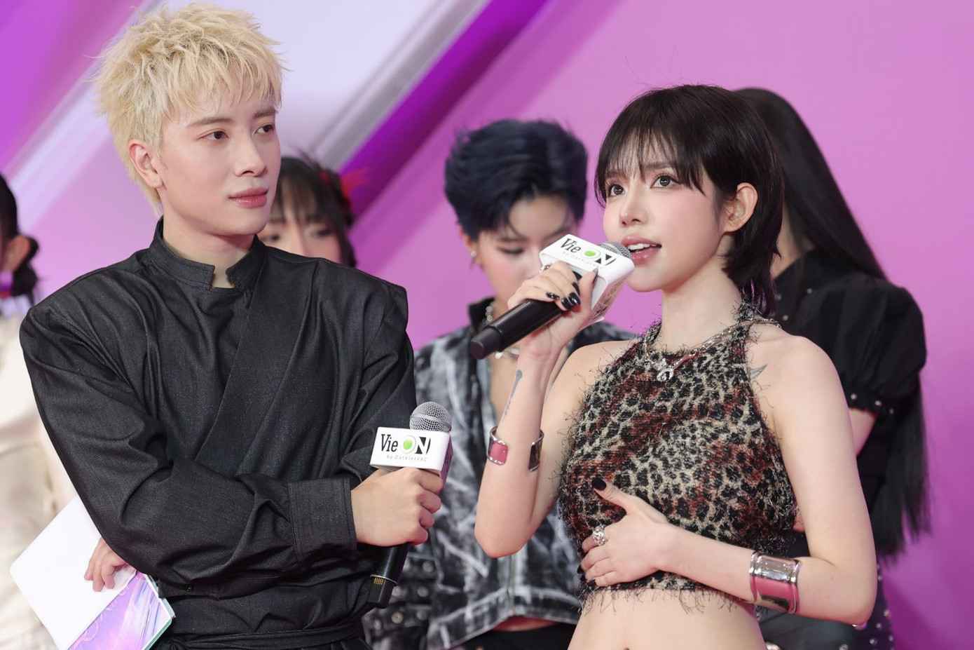 "Em xinh" LyLy gây ấn tượng khi thay đổi phong cách cá tính với mái tóc tém.