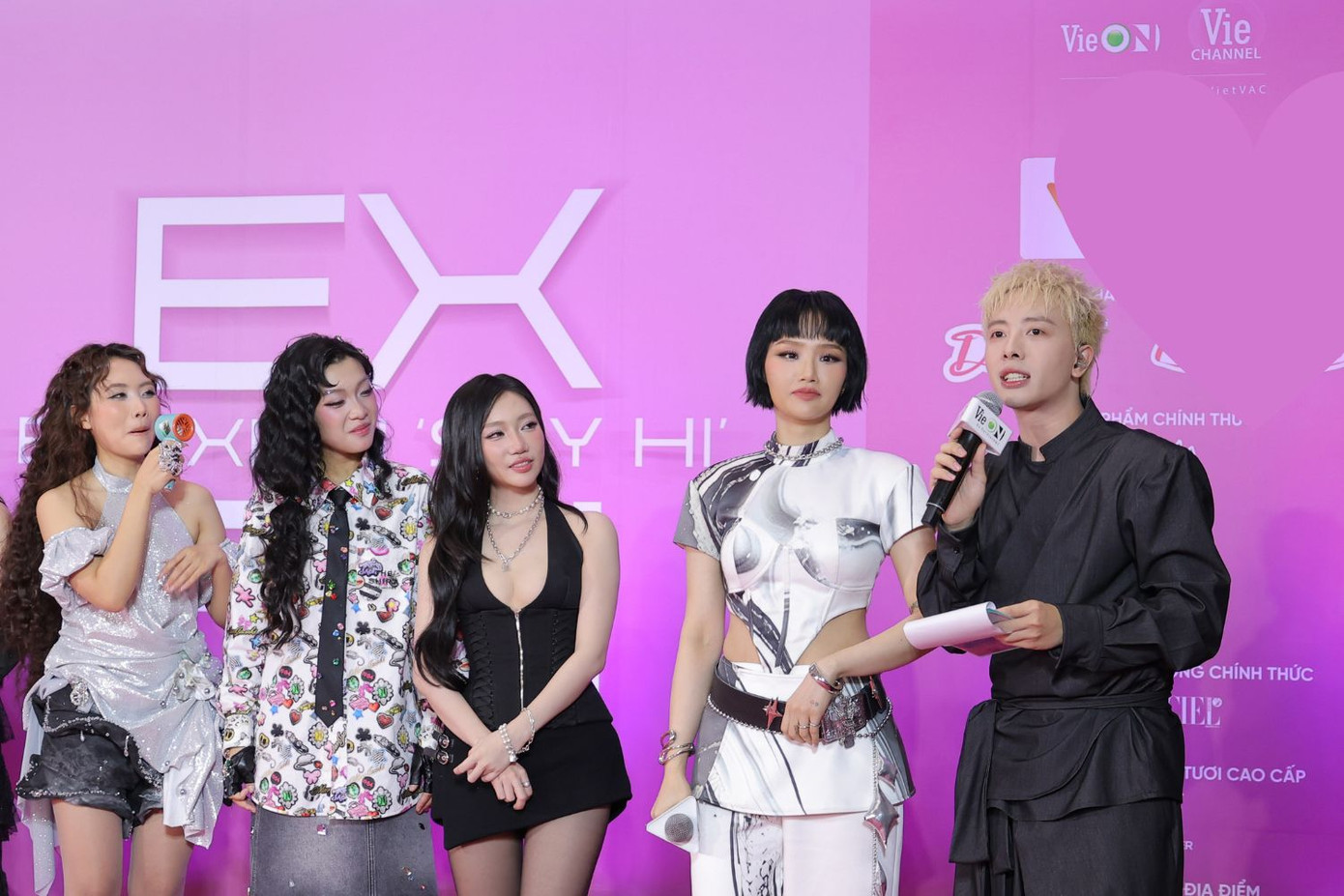 Phản ứng "hóng chuyện" cực duyên dáng của Phương Mỹ Chi khi "máy nói" Miu Lê bị phỏng vấn khiến fan cười nghiêng ngả.