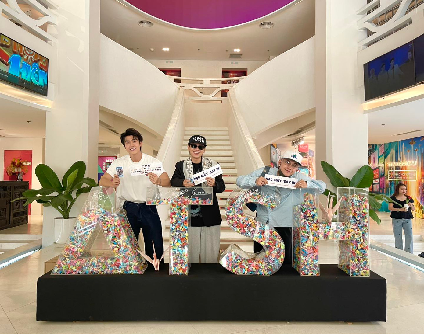 Các &quot;anh trai&quot; Vũ Thịnh, Phạm Đình Thái Ngân, JSOL ghé chụp ảnh cùng món quà của fan.