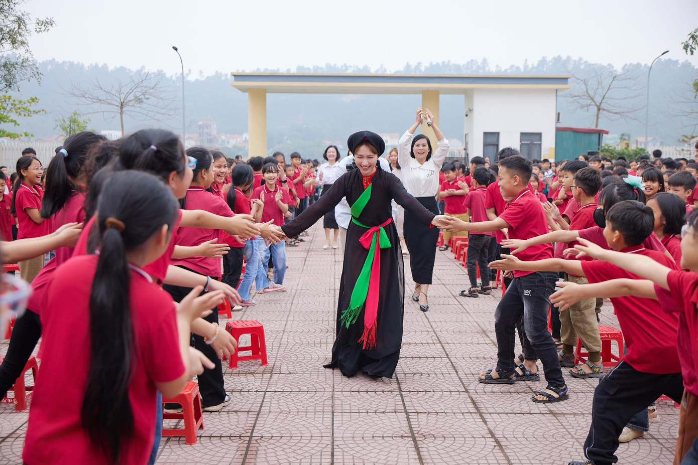 Hòa Minzy đích thân đến các trường học đạt giải trong cuộc thi, vừa trao thưởng, vừa giao lưu cùng học sinh. - Ảnh: Hòa Minzy Hòa Minzy đích thân đến các trường học đạt giải trong cuộc thi, vừa trao thưởng, vừa giao lưu cùng học sinh. - Ảnh: Hòa Minzy