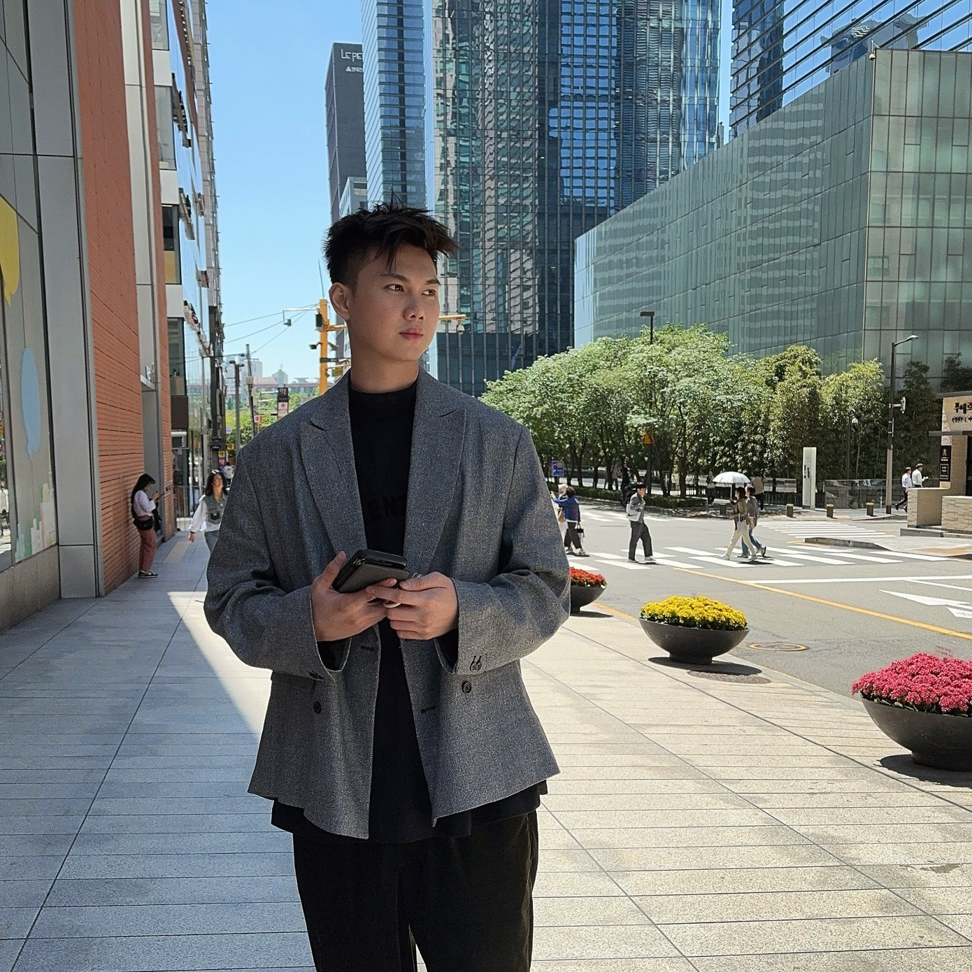 Nam Vlog - chàng trai sở hữu chiều cao 1m9 được netizen suy đoán là người sánh đôi cùng Miu Lê.