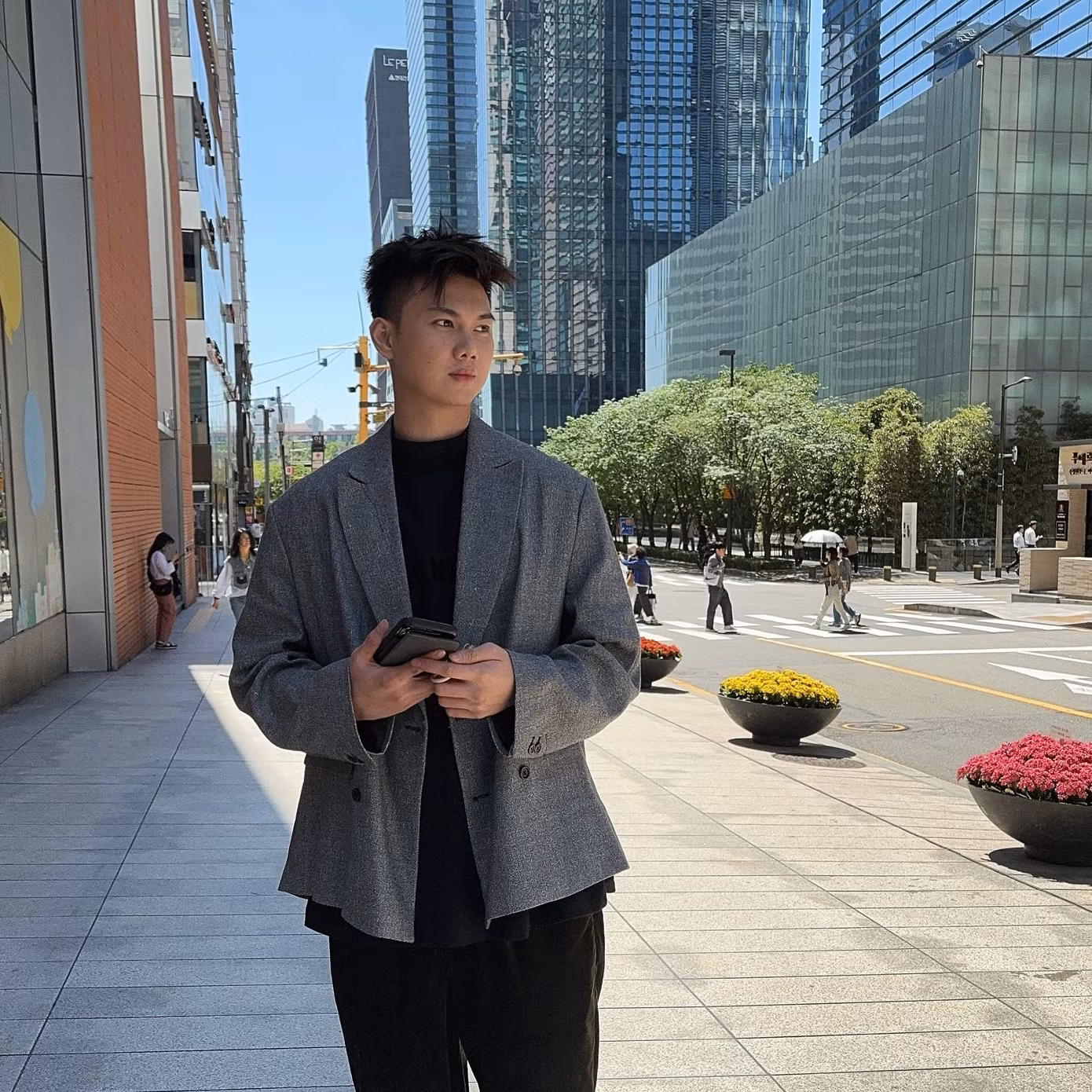 Nam Vlog - chàng trai sở hữu chiều cao 1m9 được netizen suy đoán là người sánh đôi cùng Miu Lê.