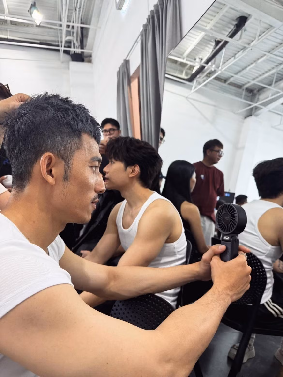 Bức ảnh được Liên Bỉnh Phát chia sẻ, chung khung hình với Anh Tú Atus nhưng đã nhanh chóng bị "bốc hơi".