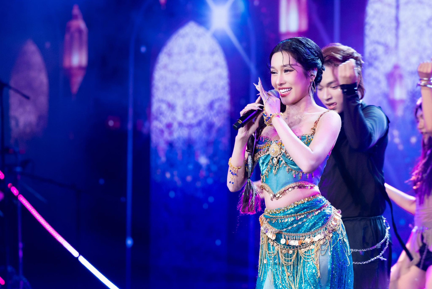 Thí sinh Thủy Bùi chọn ca khúc Cây Đèn Thần của Hồ Ngọc Hà trình diễn trong đêm thi.