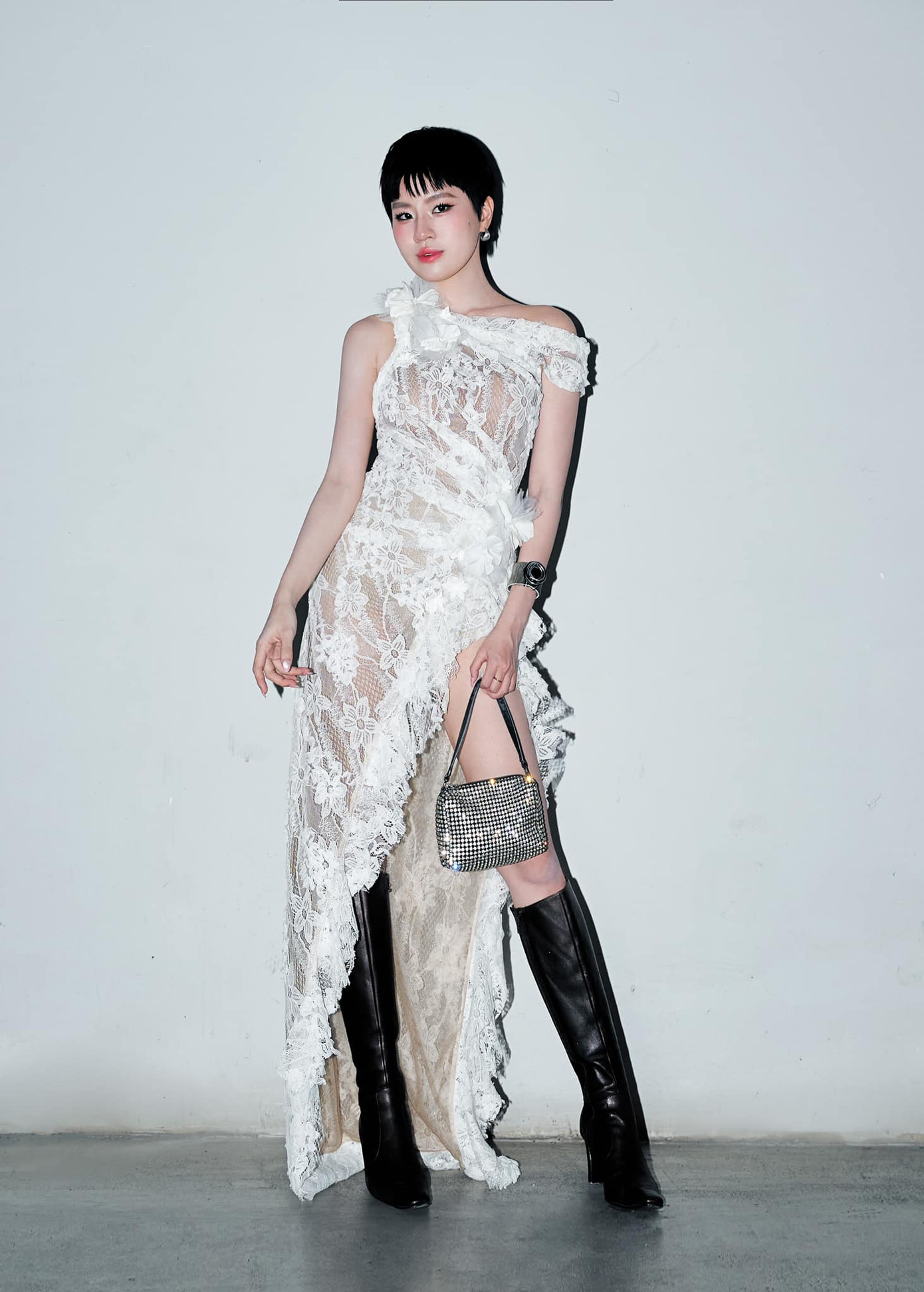 Dù không cho biết bản thân là người trong cuộc hay là người đồng cảm, ca khúc của Pháo và Emma Nhất Khanh hiện đang trở thành chủ đề gây xôn xao cùng với ồn ào tình cảm của ViruSs - Ngọc Kem.