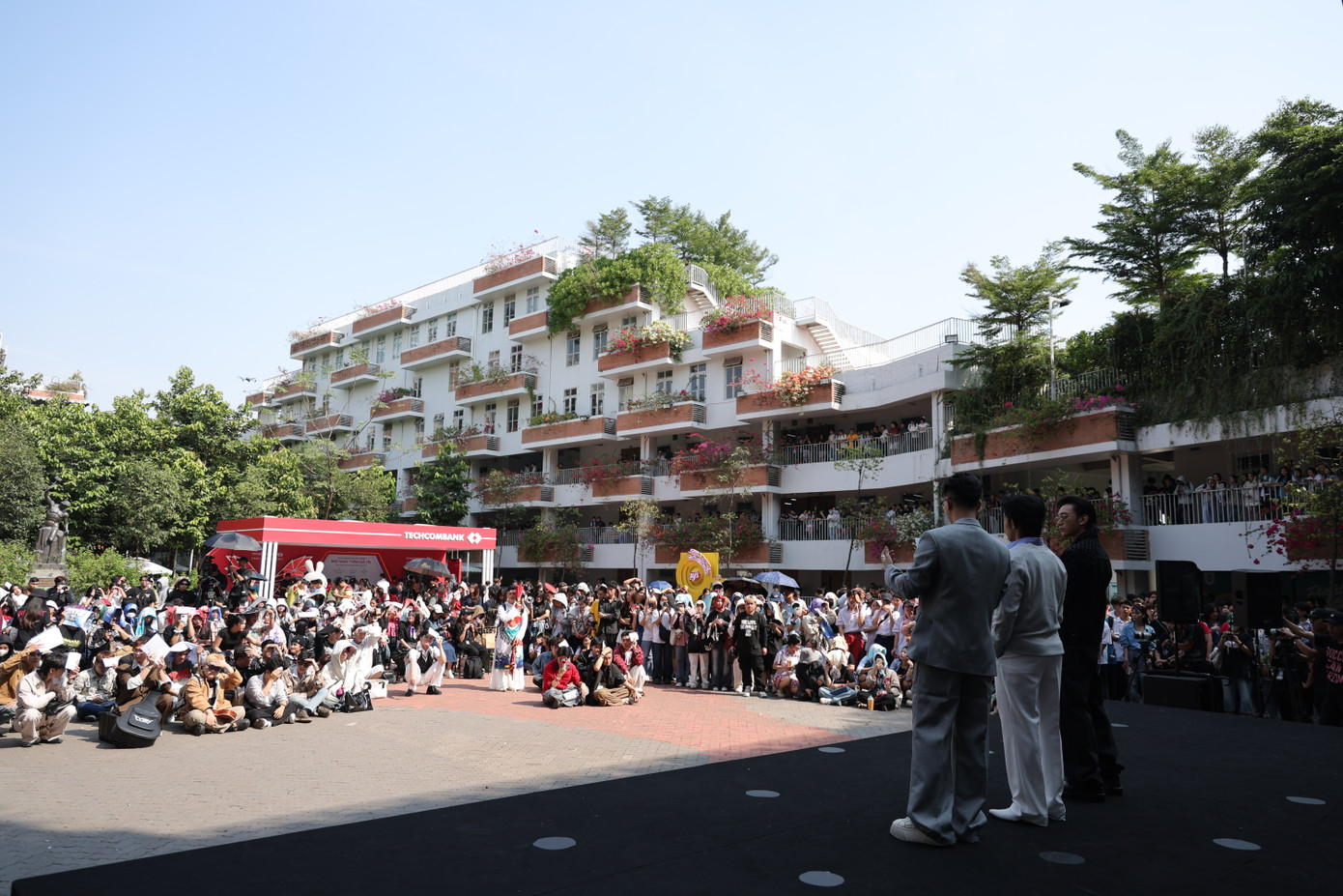 Ngày hội thu hút đông đảo khán giả tham gia ủng hộ, cổ vũ tinh thần ứng viên và dàn Giám khảo. Ngày hội thu hút đông đảo khán giả tham gia ủng hộ, cổ vũ tinh thần ứng viên và dàn Giám khảo.