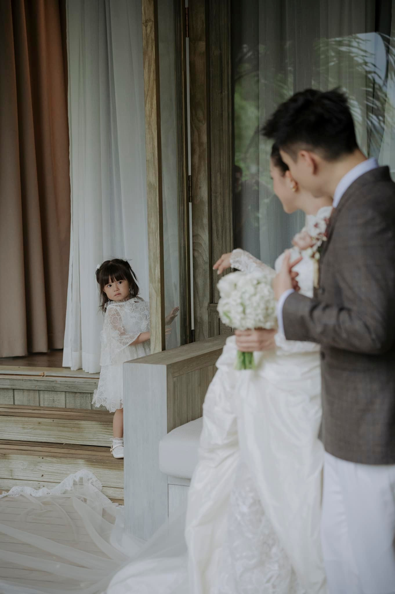 Biểu cảm "có vẻ không hài lòng lắm" của Pam nhận về "bão haha". Biểu cảm "có vẻ không hài lòng lắm" của Pam nhận về "bão haha".