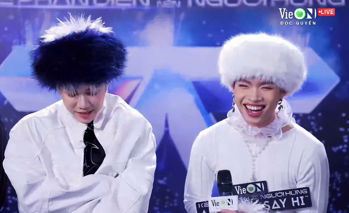 Pháp Kiều và Captain Boy rơi vào tình huống "dở khóc dở cười" khi bất ngờ "đụng hàng".