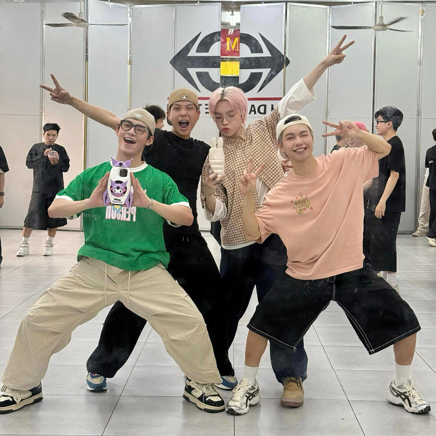 Dàn "anh trai" đã có mặt tại phòng tập chuẩn bị cho các tiết mục, Đức Phúc tiết lộ sẽ có sân khấu live Anh Trai Nước Việt. Dàn "anh trai" đã có mặt tại phòng tập chuẩn bị cho các tiết mục, Đức Phúc tiết lộ sẽ có sân khấu live Anh Trai Nước Việt.