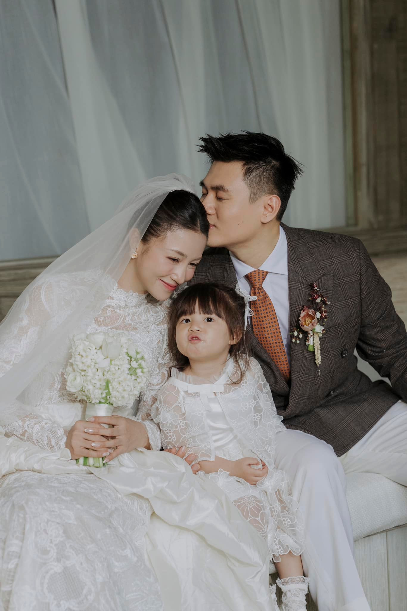 "Gia đình nhỏ, hạnh phúc to" của Salim - Hải Long - Pamela Hải Đường. "Gia đình nhỏ, hạnh phúc to" của Salim - Hải Long - Pamela Hải Đường.