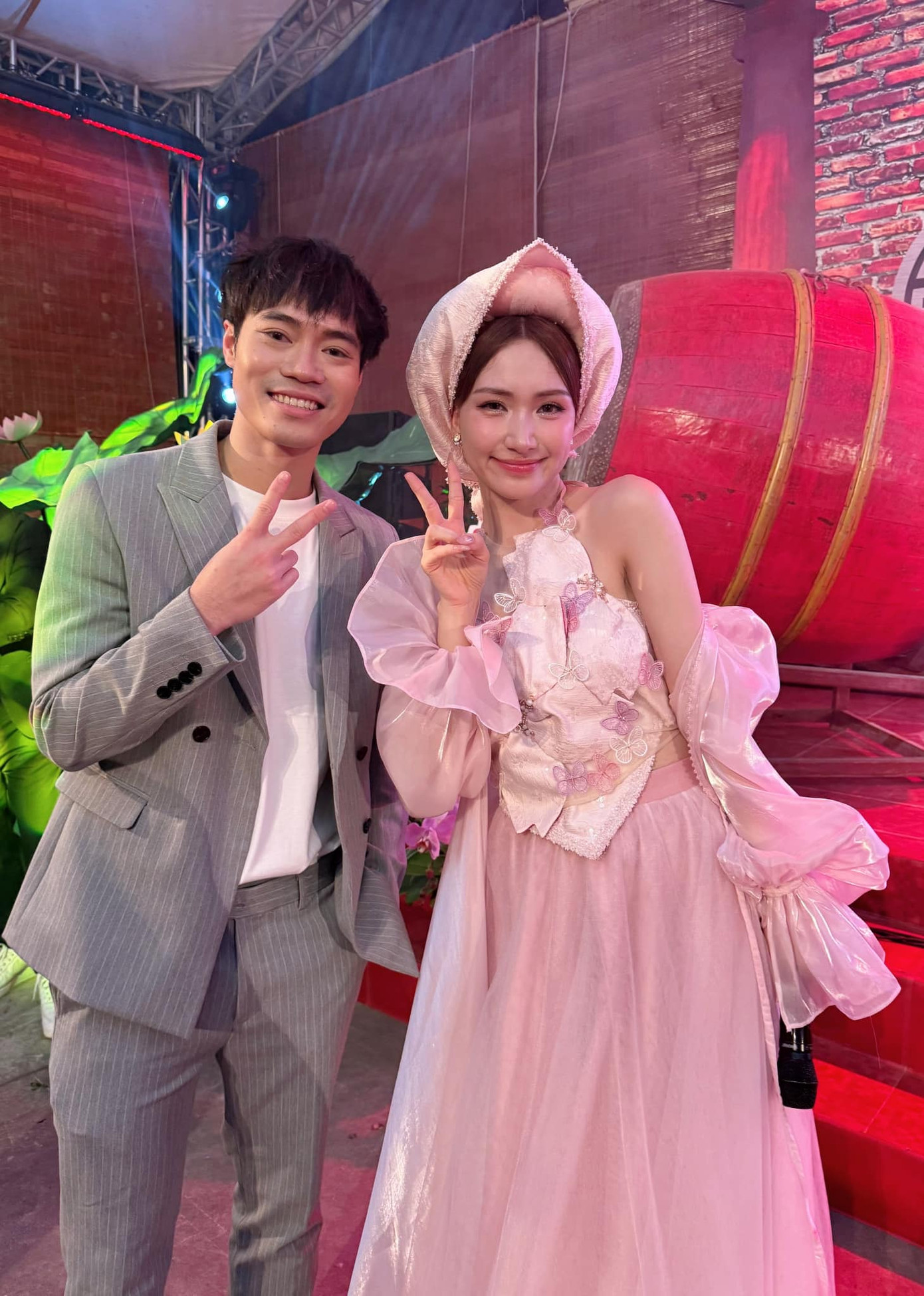 Văn Toàn về Bắc Ninh ủng hộ Hòa Minzy ra mắt MV Bắc Bling. Văn Toàn về Bắc Ninh ủng hộ Hòa Minzy ra mắt MV Bắc Bling.