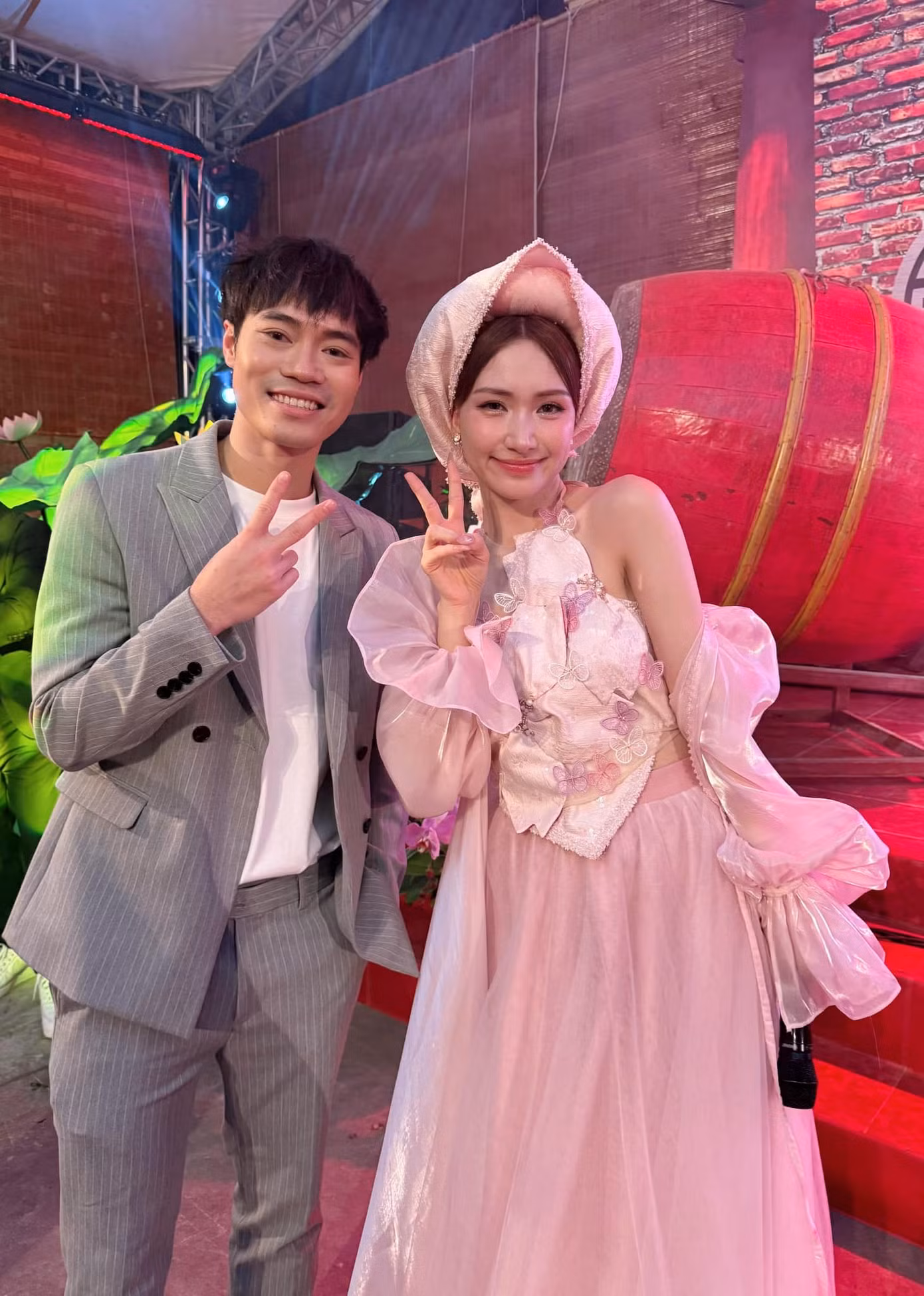 Văn Toàn về Bắc Ninh ủng hộ Hòa Minzy ra mắt MV Bắc Bling. Văn Toàn về Bắc Ninh ủng hộ Hòa Minzy ra mắt MV Bắc Bling.