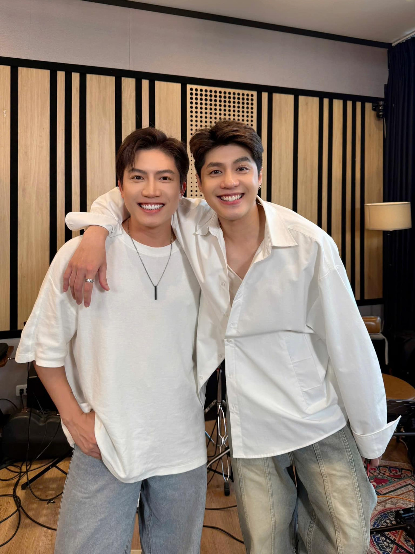 Noo Phước Thịnh - Anh Tú cùng có phong cách ăn mặc trẻ trung, năng động. Noo Phước Thịnh - Anh Tú cùng có phong cách ăn mặc trẻ trung, năng động.