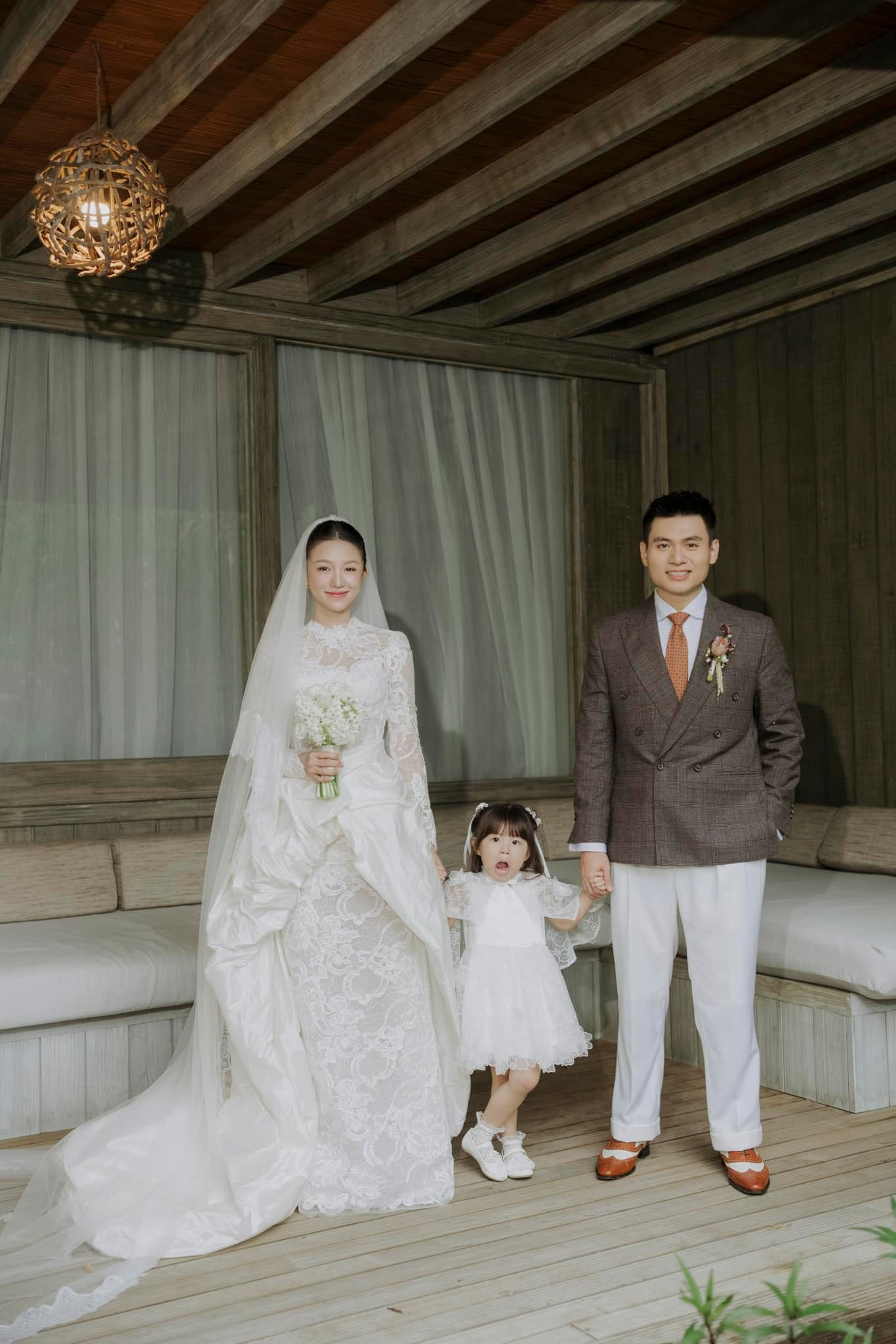 Pam một mình một cách "bắn ảnh", quyết giành trọn sự chú ý. Pam một mình một cách "bắn ảnh", quyết giành trọn sự chú ý.