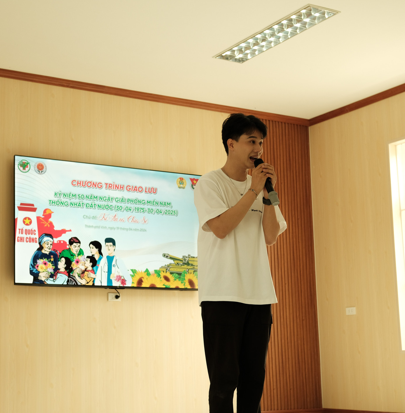 Khắc Vĩnh ra MV Tự Hào Người Việt Nam nhân dịp cả nước hướng đến kỷ niệm 50 năm Ngày Giải phóng miền Nam, thống nhất đất nước. - Ảnh: NVCC Khắc Vĩnh ra MV Tự Hào Người Việt Nam nhân dịp cả nước hướng đến kỷ niệm 50 năm Ngày Giải phóng miền Nam, thống nhất đất nước. - Ảnh: NVCC