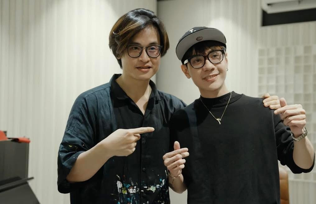 Quang Hùng MasterD là khách mời đặc biệt tại đêm concert Sketch A Rose của Hà Anh Tuấn, diễn ra vào ngày 8 và 9/3 tại TP.HCM. Quang Hùng MasterD là khách mời đặc biệt tại đêm concert Sketch A Rose của Hà Anh Tuấn, diễn ra vào ngày 8 và 9/3 tại TP.HCM.