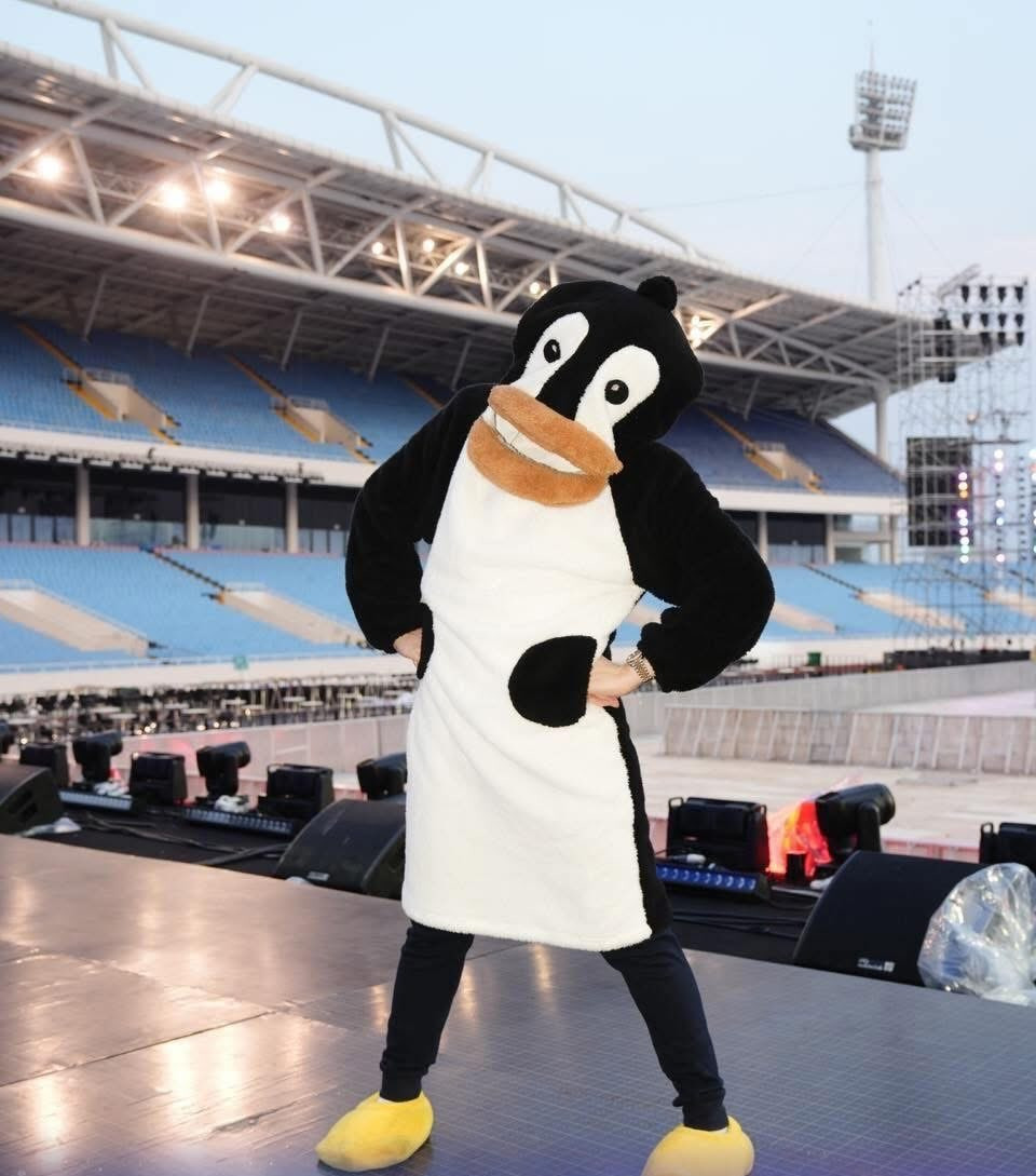 Đội phó SayFive Đức Phúc khiến fan "toát mồ hôi" khi diện bộ đồ bông chim cánh cụt bất chấp thời tiết nắng nóng. Một bạn khán giả thích thú: "Đúng là thời trang phang thời tiết!"