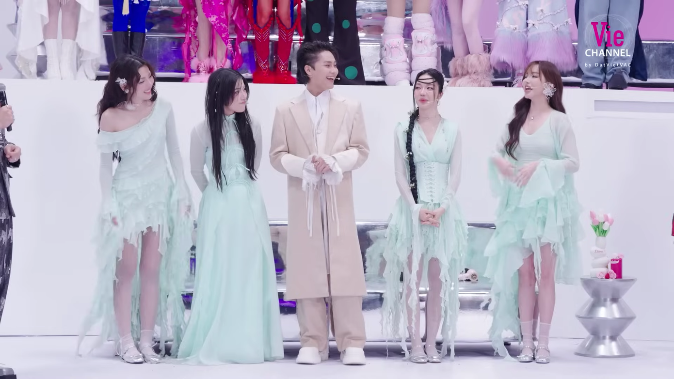 Theo đó, đội trưởng Bích Phương sẽ cùng Hoàng Duyên, Lyhan, Muộii và Tăng Duy Tân trình diễn ca khúc Em Chỉ Là với phong cách nhẹ nhàng.