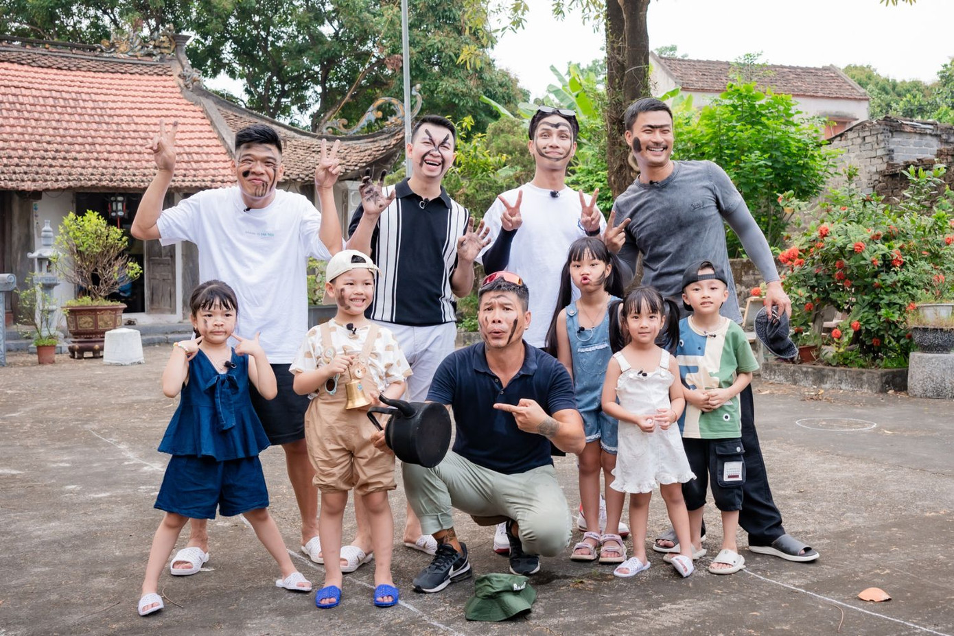 Gương mặt các ông bố lần lượt đổi màu. Trung Ruồi được bôi hình tròn đen kịt, Neko Lê có hình trái tim, Thái Hòa được "tặng" một hình xiên.