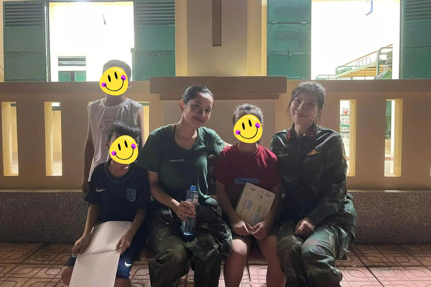 Không son phấn, Chi Pu và Trang Pháp vẫn rạng ngời khi khoác lên mình bộ quân phục.