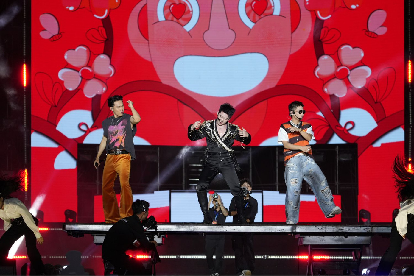 Bên cạnh các ca khúc solo, ba &quot;anh trai&quot; Quân A.P, Hùng Huỳnh, HURRYKNG còn thể hiện ca khúc Đầu Đội Sừng