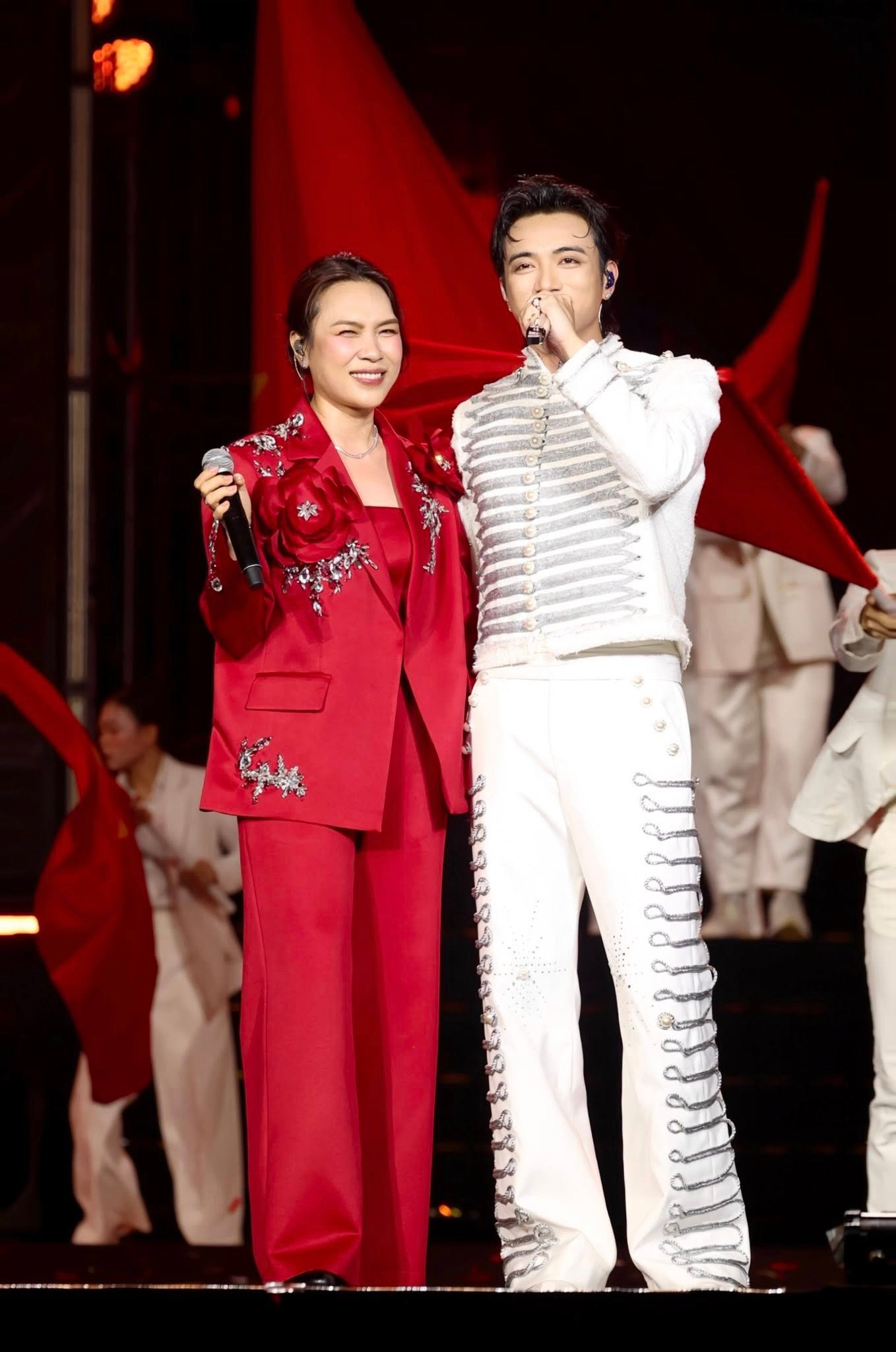 Kết thúc chương trình, SOOBIN bất ngờ trở lại sân khấu, song ca Nối Vòng Tay Lớn cùng ca sĩ Mỹ Tâm. Kết thúc chương trình, SOOBIN bất ngờ trở lại sân khấu, song ca Nối Vòng Tay Lớn cùng ca sĩ Mỹ Tâm.