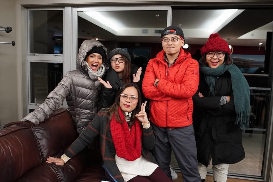 Tuấn Khôi tiết lộ chuyện tình của cả hai được "gieo mầm" trong chuyến công tác ở New Zealand.