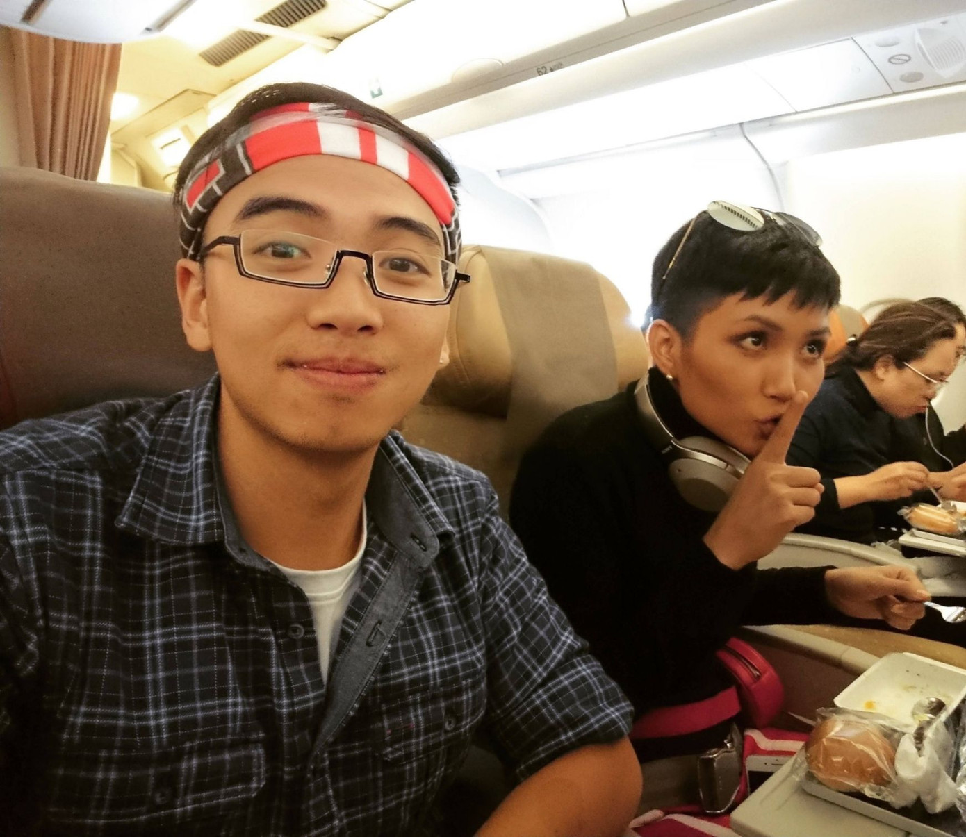 Nam nhiếp ảnh gia khiến dân tình bất lực về độ "tự luyến": "Lúc đó chắc muốn bỏ mình vô giỏ hàng rồi hay sao mà cứ bay là muốn ngồi kế".