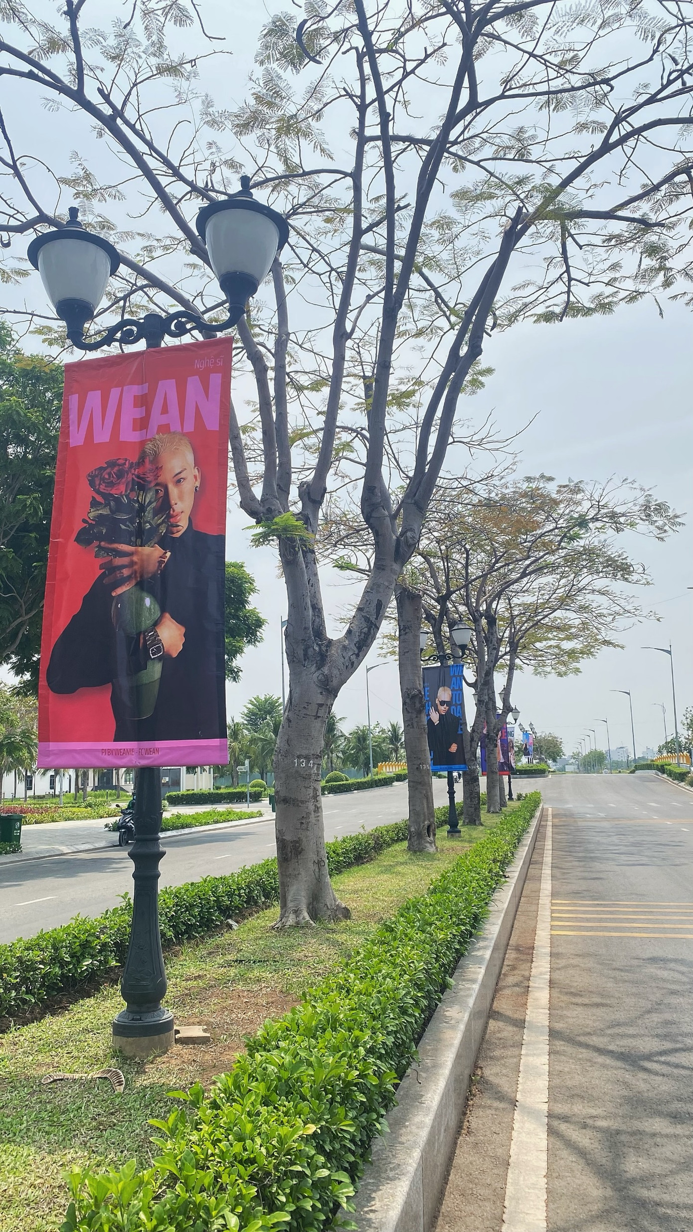 Cờ phướn của WEAN treo phía trong khu đô thị Vạn Phúc. - Ảnh: le.phuonq_07 Cờ phướn của WEAN treo phía trong khu đô thị Vạn Phúc. - Ảnh: le.phuonq_07