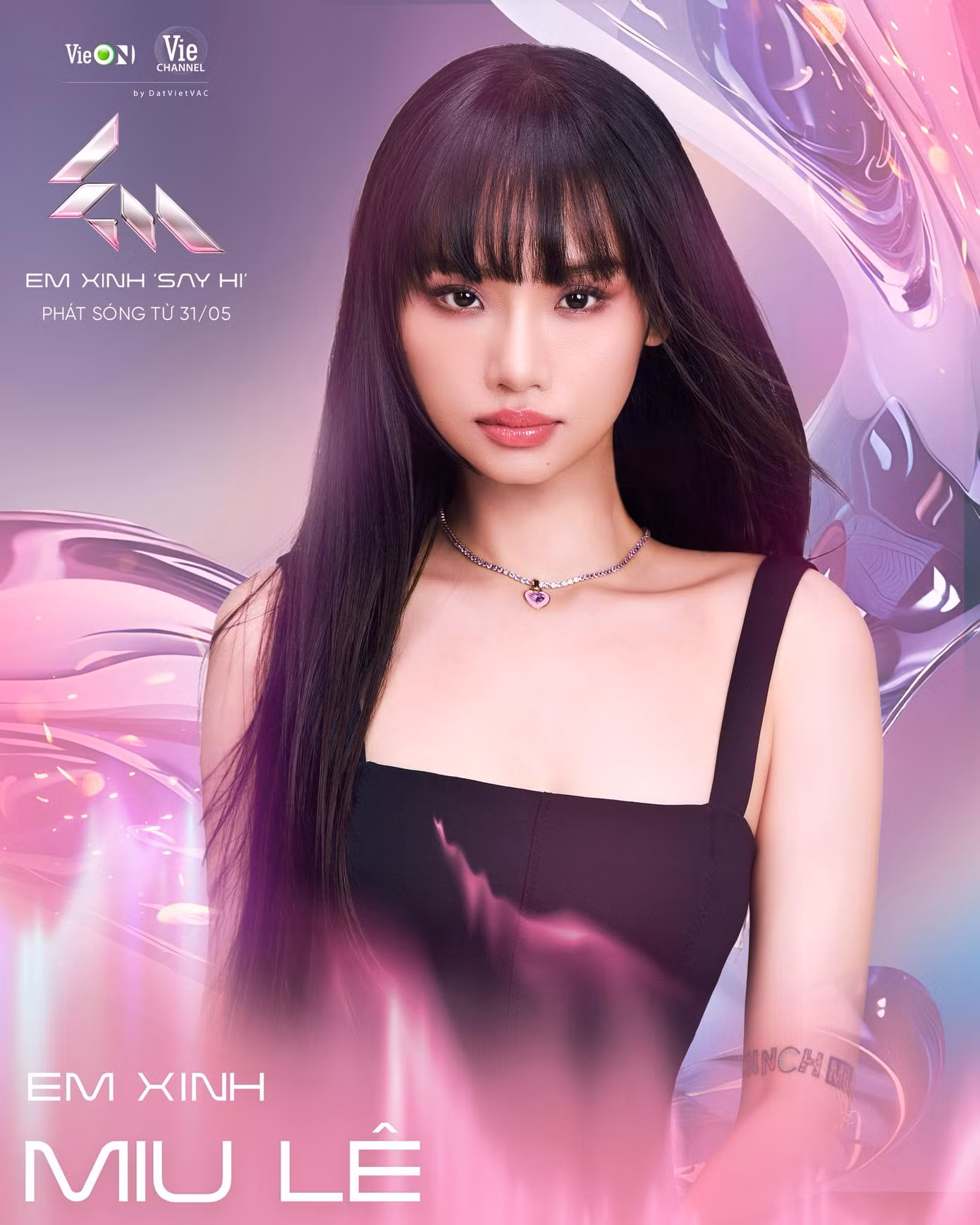 Vừa được giới thiệu trong dàn "em xinh", Miu Lê đã "treo thưởng" cho fan: "Mấy bạn bình luận khen thì tiền khen là 200!". Trong khi đó, siêu mẫu Minh Tú lại tỏ ra e dè, dặn dò: "Bạn tui number one - số 1. Vô chơi vui không có đánh bạn nha Miu ơi".