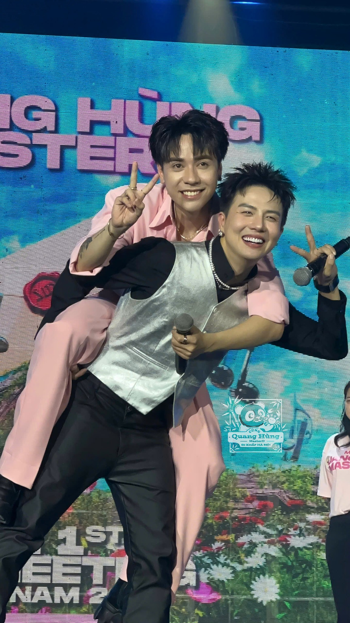 Duy Khánh và Quang Hùng MasterD phối hợp ăn ý tại fan meeting. Ảnh: Muzik Hà Nội Duy Khánh và Quang Hùng MasterD phối hợp ăn ý tại fan meeting. Ảnh: Muzik Hà Nội