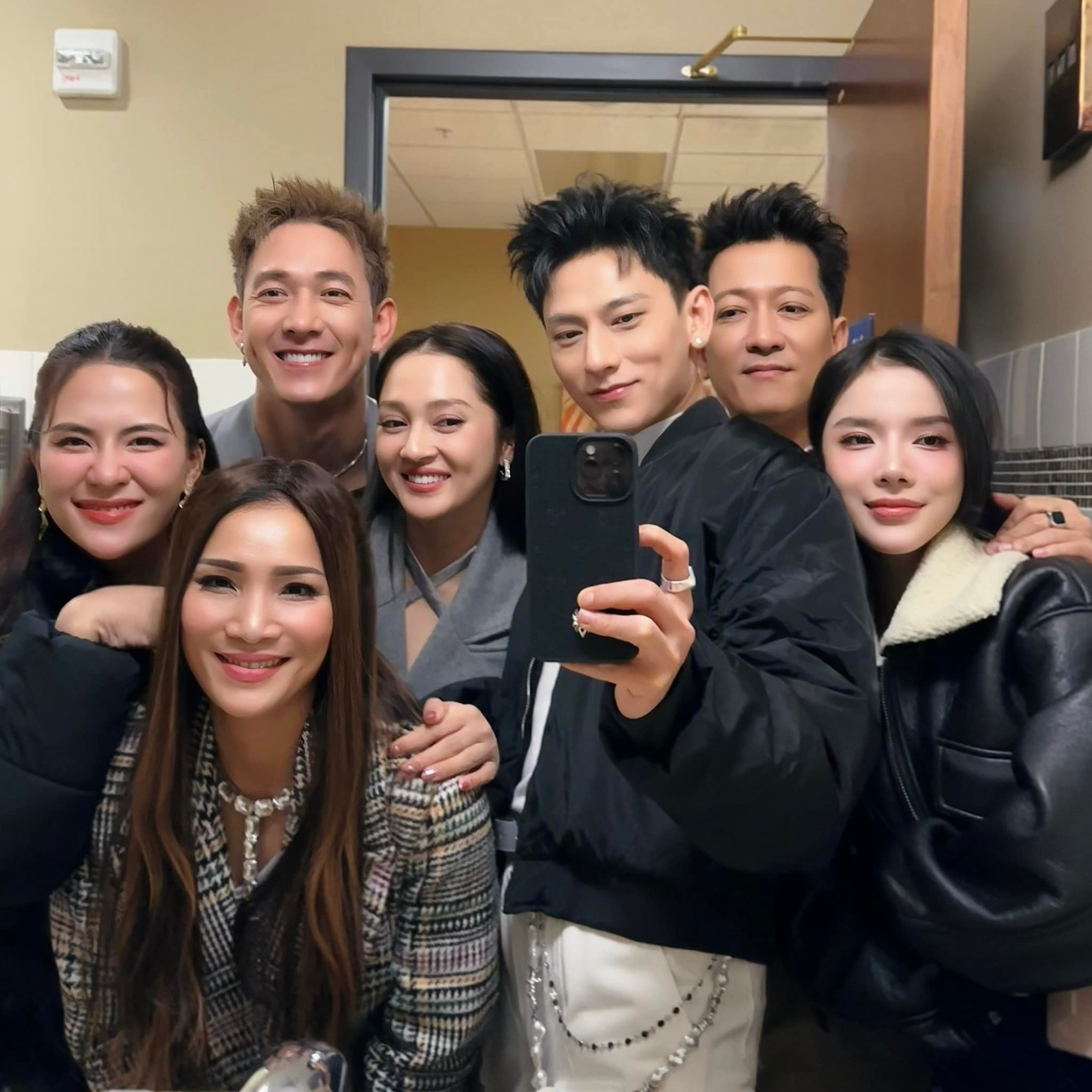 Dàn nghệ sĩ Việt vừa cùng đồng hành trong một sự kiện tại Mỹ. Dàn nghệ sĩ Việt vừa cùng đồng hành trong một sự kiện tại Mỹ.