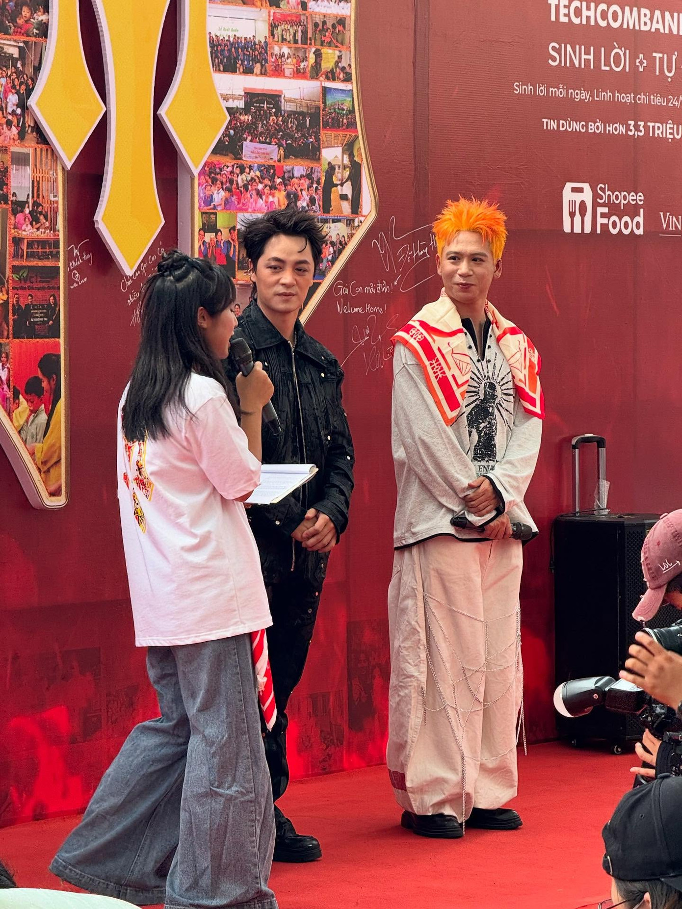 "Anh tài" Đỗ Hoàng Hiệp "khai hỏa" chuỗi 2 đêm concert với màu tóc cam lè cực cháy. - Ảnh: Threads @rei_nagasaki "Anh tài" Đỗ Hoàng Hiệp "khai hỏa" chuỗi 2 đêm concert với màu tóc cam lè cực cháy. - Ảnh: Threads @rei_nagasaki