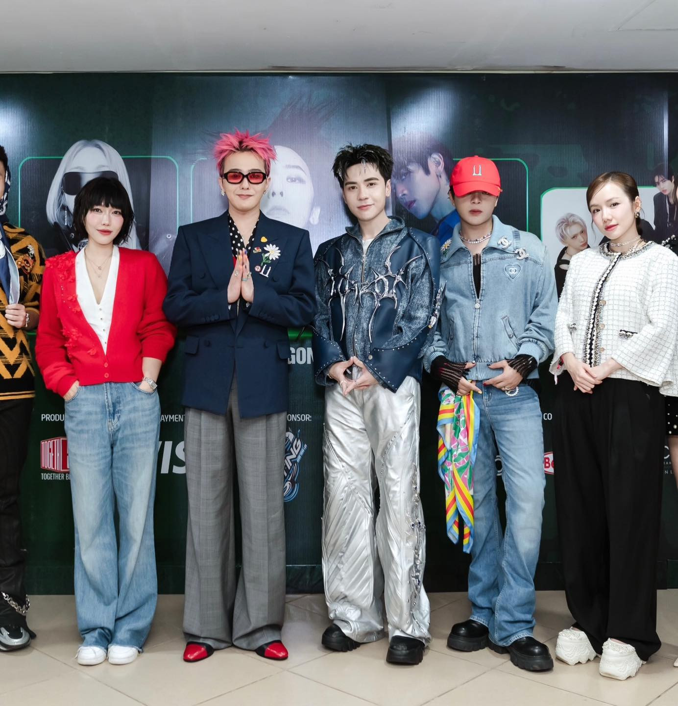 Dàn sao Việt khoe khoảnh khắc chụp ảnh kỷ niệm G-Dragon. Dàn sao Việt khoe khoảnh khắc chụp ảnh kỷ niệm G-Dragon.