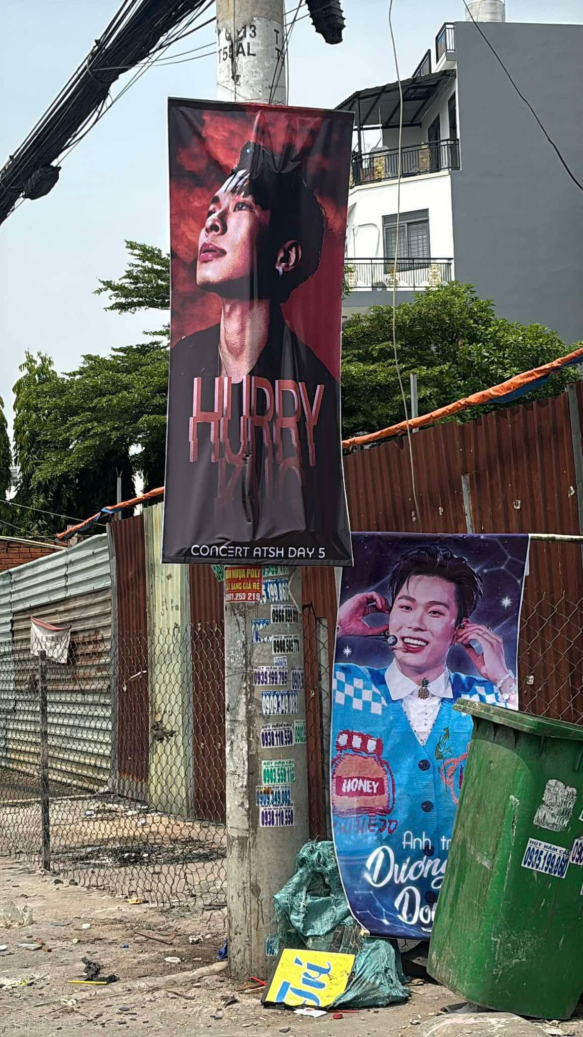 Hình ảnh cờ phướn Dương Domic bị tháo gỡ, đặt nằm cạnh thùng rác khiến fan bức xúc. Ảnh: le.phuonq_07 Hình ảnh cờ phướn Dương Domic bị tháo gỡ, đặt nằm cạnh thùng rác khiến fan bức xúc. Ảnh: le.phuonq_07