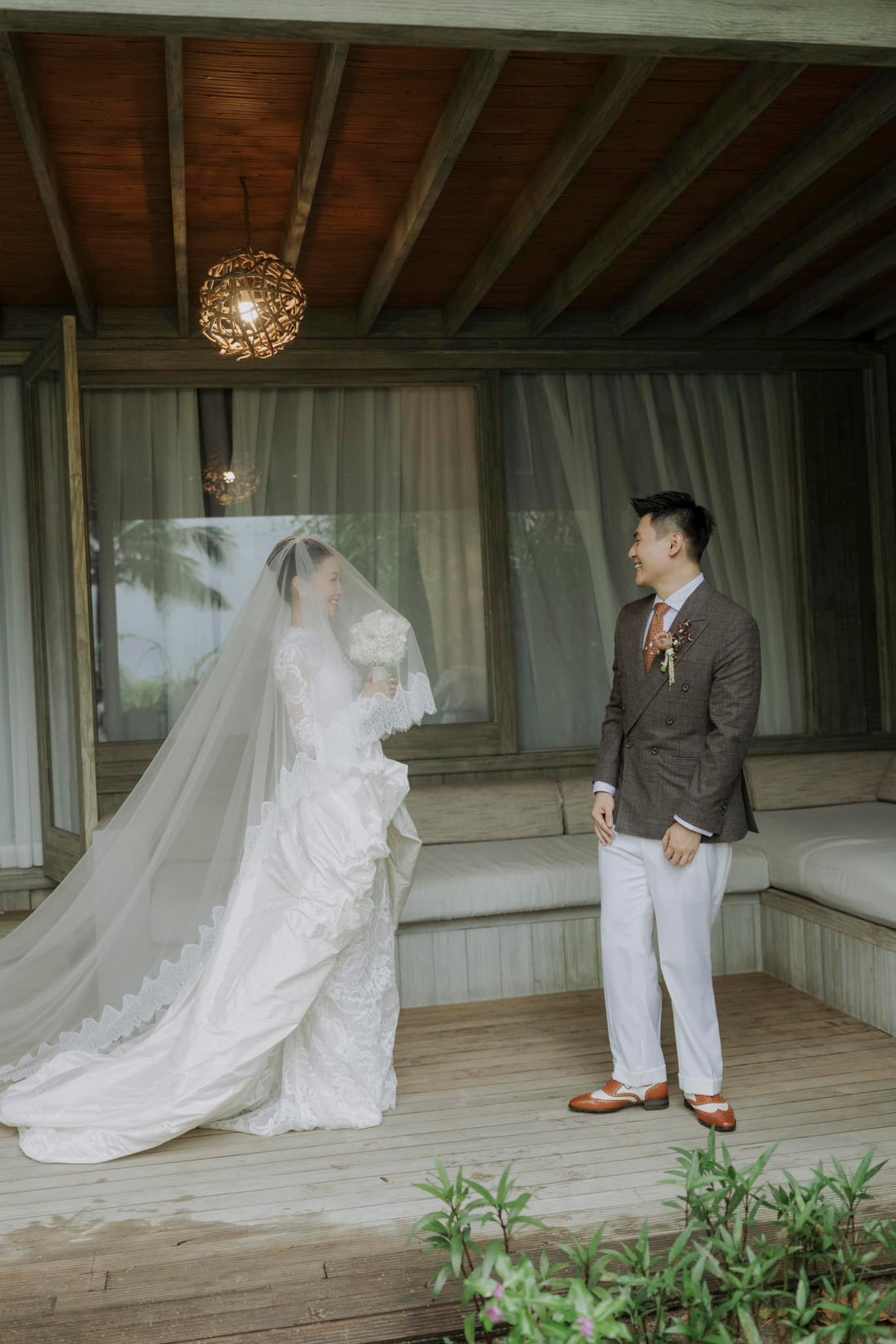 Sau 2 thập kỷ từ bạn học đến vợ chồng, Salim và Hải Long đã có một đám cưới cổ tích. Sau 2 thập kỷ từ bạn học đến vợ chồng, Salim và Hải Long đã có một đám cưới cổ tích.