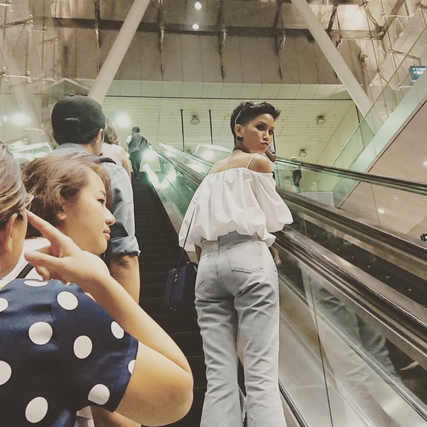 Tuấn Khôi tung khoảnh khắc chụp lén vợ: "Lúc đó em chụp lén cái quay qua chu mỏ vậy nè".