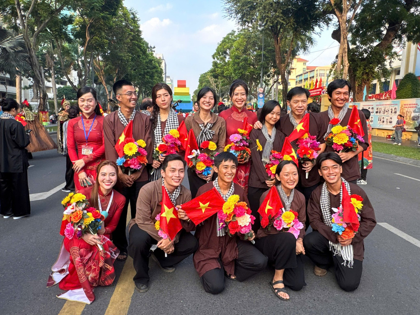 Dàn diễn viên phim Địa Đạo: Mặt Trời Trong Bóng Tối cùng diện áo bà ba, đeo khăn rằn tham gia diễu hành. - Ảnh: Ninh Dương Lan Ngọc