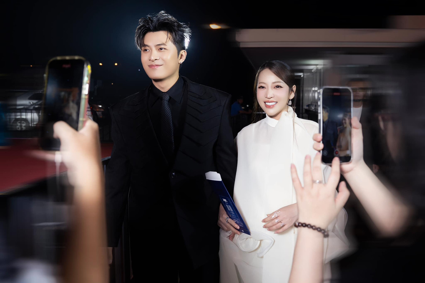 Trong thời gian mang thai, Puka luôn được ông xã ở bên chăm sóc. Trong thời gian mang thai, Puka luôn được ông xã ở bên chăm sóc.