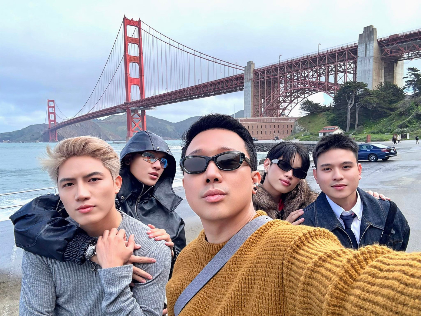 Các "anh trai" Ali Hoàng Dương, Anh Tú, Pháp Kiều và MC Trấn Thành tại Mỹ. Các "anh trai" Ali Hoàng Dương, Anh Tú, Pháp Kiều và MC Trấn Thành tại Mỹ.